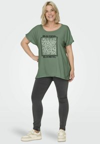 ONLY Carmakoma CARKETTY LIFE MIX TEE  - Marškinėliai su spaudiniu - hedge green