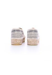 Espadrillas con toma in tessuto a righe grigio e crema, dotate di una soletta in juta intrecciata e suola in gomma. Design con parte posteriore chiusa.