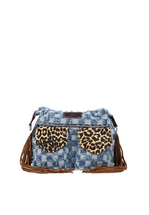 Borsa in tessuto a quadri blu e bianco con bordi sfrangiati, lati con frange marroni e due tasche frontali con stampa leopardata e cerniere.