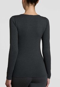 Maglietta a maniche lunghe di colore grigio scuro, con un design aderente e texture a coste. Collo a giro semplice senza hardware o motivi visibili.