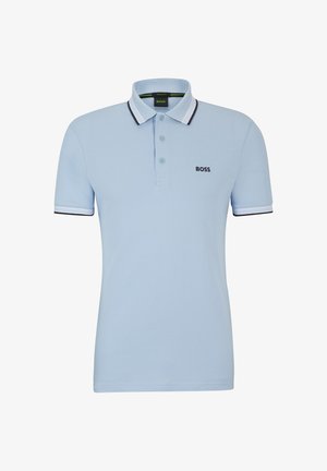 Svetlo modra polo majica iz dihalnega materiala, z dvema gumboma na zapenjanju, nasprotnimi belimi in mornarsko modrimi črtami na ovratniku in rokavih ter majhnim logotipom.