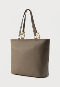 Γκρι δερμάτινη τσάντα ώμου με απαλή υφή, διπλές επάνω λαβές και λεπτομέρειες σε χρυσό τόνο στα λουριά. Ορθογώνιο σχήμα, μινιμαλιστικός σχεδιασμός.