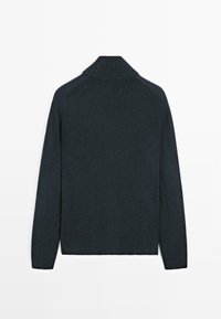 Maglione blu scuro con colletto alto a coste, maniche lunghe e una texture liscia. Presenta orli e polsini a coste. Vista posteriore mostrata.