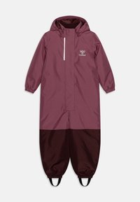 Mono impermeable para niños en rosa oscuro con parte superior en rosa claro, puños elásticos, capucha, cremallera frontal y tirantes ajustables en los tobillos.