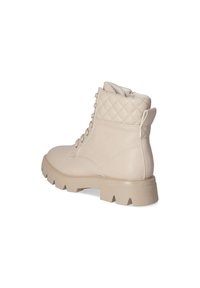 Botas de tobillo beige con cuello acolchado, suela de goma resistente y un diseño decorativo de cordones. Presentan un zipper lateral y una textura suave.