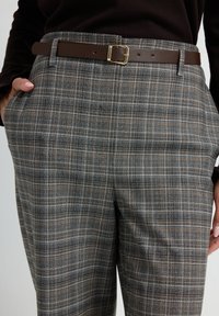 Grijze geruite broek met bruine accenten, voorzien van een leren riem met een gouden gesp. Glad textuur en op maat gemaakte pasvorm, met zijzakken.
