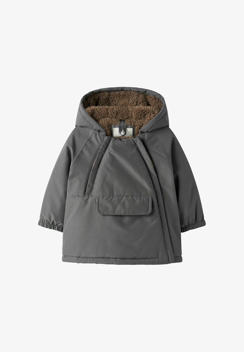 Pelēka bērnu jaka ar kapuci, iekšpuses odere no brūnas mīkstas auduma, asimetriska priekšējā atloka un elastīgas aproces uz piedurknēm.