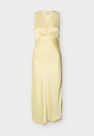 Μίντι φόρεμα από σατέν σε ανοιχτό κίτρινο χρώμα χωρίς μανίκια, με V-λαιμόκοψη και πιέτες κάτω από το στήθος, σε λευκό φόντο.