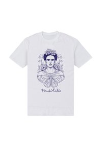 Biała bawełniana koszulka z niebieskim nadrukiem twarzy Fridy Kahlo otoczonej kwiatami i motylem, z napisem "Frida Kahlo" poniżej.