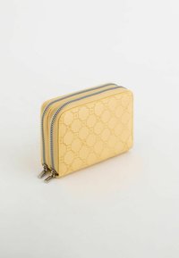 Cartera amarilla con patrón hexagonal en relieve, dos compartimentos con cremallera, superficie texturizada y acentes de hardware en plata. Forma rectangular compacta.