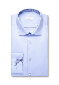 Chemise bleu clair avec un col structuré, un poignet intérieur décoratif à motif paisley bleu et des boutons blancs. Design plié à plat.