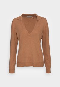 Camelowa długa sweter z długim rękawem, głębokim dekoltem w kształcie litery V i małym kołnierzykiem, z prążkowanymi mankietami i dołem, prezentowany na jednolitym tle.