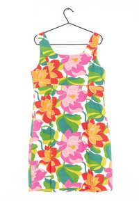 Vestido de algodón floral con un vívido patrón de flores rosas, rojas y naranjas con hojas verdes sobre un fondo blanco. Escote cuadrado y tirantes anchos.