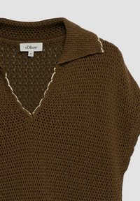 Top marrón de punto sin mangas con cuello y ribete blanco en forma de pico con ondas, etiquetado como s.Oliver talla 36.