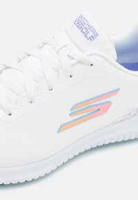 Białe buty sportowe z teksturowanym wierzchem, z kolorowym logo Skechers, sznurówkami i wyściełaną podeszwą. Wzór akcentujący na pięcie.