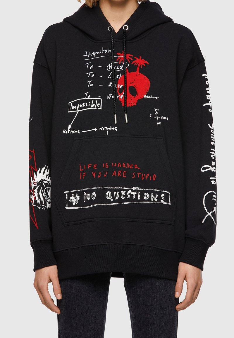 Sweat à capuche noir avec un graphique de crâne rouge et un palmier, texte manuscrit blanc incluant "Impossible," "Life is harder if you are stupid," et "# No Questions."
