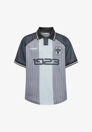 Koszulka sportowa z krótkim rękawem z pionowymi cienkimi paskami, czarnym kołnierzem, logo "hummel", dużym napisem "1923" i okrągłym emblematem na prawym piersi.