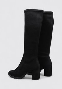 Botas negras hasta la rodilla, hechas de suave ante, con un tacón cuadrado y textura lisa. Diseño sencillo sin acentos adicionales.