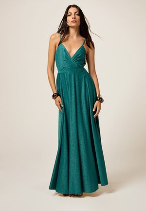 Abito da sera lungo fino al pavimento in teal, con scollatura a V profonda, corpetto avvolgente e spalline sottili, realizzato in un tessuto testurizzato e luccicante.