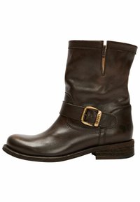 Bottine en cuir marron avec une boucle latérale et un talon superposé. Présente une texture lisse et une légère ouverture sur le dessus.