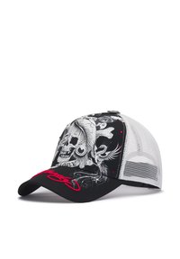 Gorra trucker en blanco y negro con diseño de calavera, texto bordado en rojo, parte trasera de malla y visera curvada. Acentuada con pequeños remaches rojos.