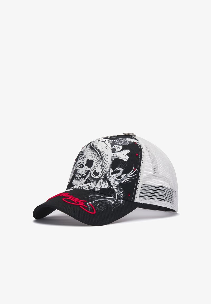 Gorra trucker en blanco y negro con diseño de calavera, texto bordado en rojo, parte trasera de malla y visera curvada. Acentuada con pequeños remaches rojos.