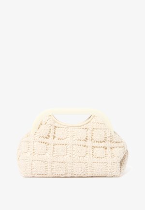 Geantă de croșetat în off-white, cu un model texturat pătrat, având un mâner din plastic neted și curbat și o bază rotundă.