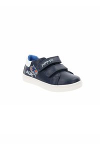 Sneaker in pelle blu navy con due cinturini in Velcro, accenti bianchi, dettagli perforati e una grafica di cartone animato sul lato. Suola in gomma.