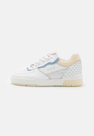 Hvid lavtopsneaker med lyseblå og beige detaljer, perforeret hæl, snørelukning foran og tekstureret sål på ensfarvet baggrund.