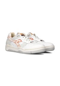 Sneaker bianco con dettagli arancioni e sovrapposizioni in suede grigio. Presenta una punta perforata, lacci piatti e una suola arrotondata con battistrada testurizzato.