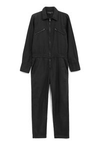 Zwarte jumpsuit van duurzaam materiaal, met een ritssluiting aan de voorkant, twee borstzakken met ritsen en zijzakken; lange mouwen en taps toelopende benen.