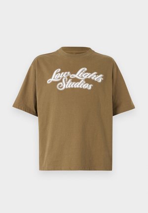 Tricou din bumbac maroniu cu guler rotund și mâneci scurte, având text alb "Low Lights Studios" într-un font stilizat pe piept.