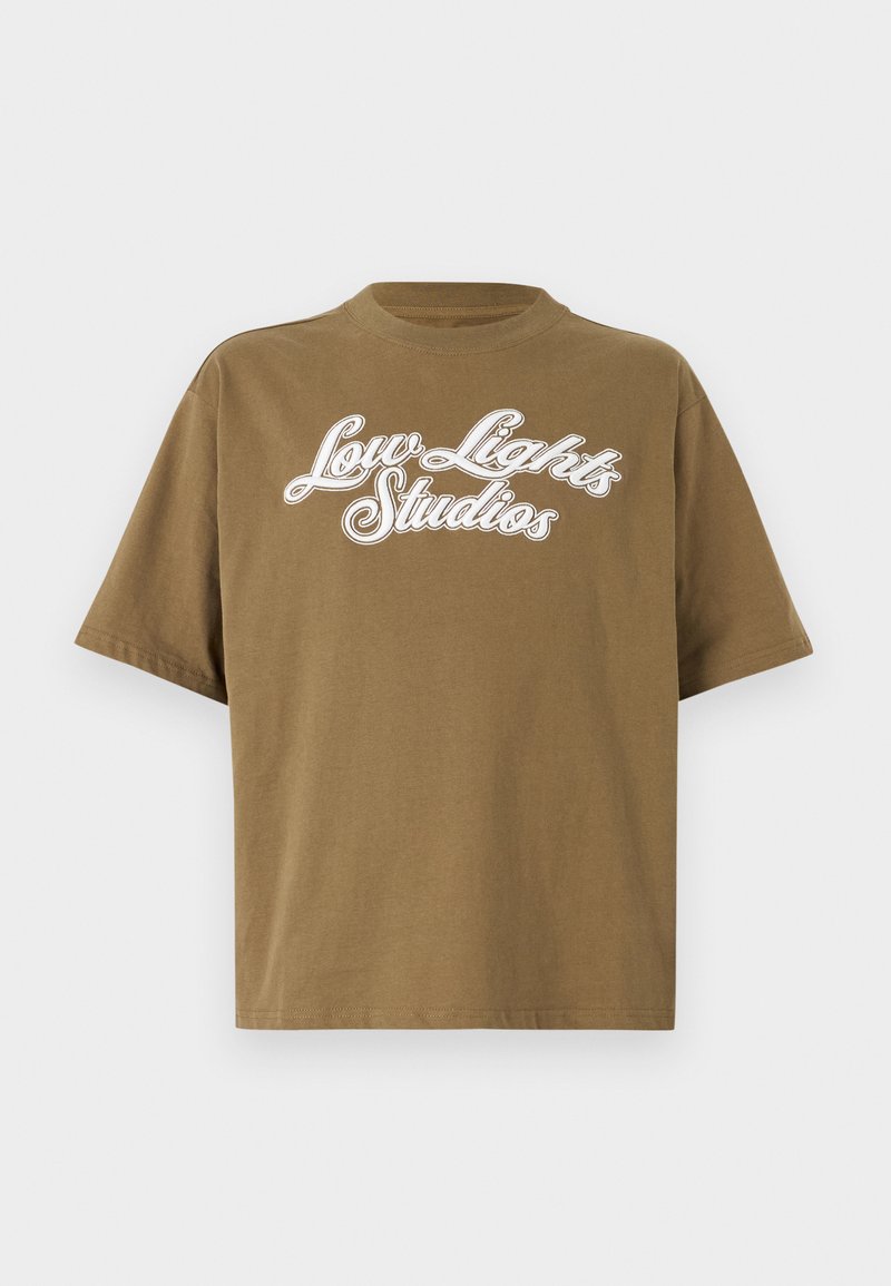 LOW LIGHTS STUDIOS® T-shirt print kaki