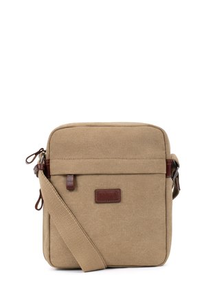 Petit sac bandoulière compact en toile beige avec bandoulière ajustable, poche avant zippée et écusson de marque en cuir marron.