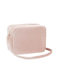 Piccola borsa a tracolla rettangolare in morbido velluto rosa con chiusura a zip e tracolla regolabile su uno sfondo bianco.