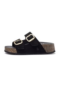 Sandali neri in suede con due cinturini regolabili, dotati di fibbie dorate, suola piatta in sughero testurizzato e suola in gomma scanalata.