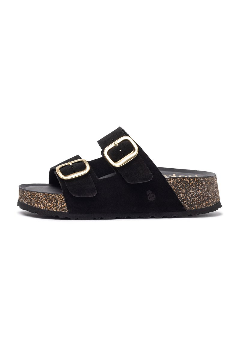 Sandali neri in suede con due cinturini regolabili, dotati di fibbie dorate, suola piatta in sughero testurizzato e suola in gomma scanalata.