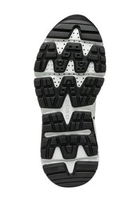 Suola di sneaker in bianco e nero con molteplici modelli di battistrada, caratterizzata da una superficie in gomma testurizzata e fori di ventilazione per la traspirabilità.