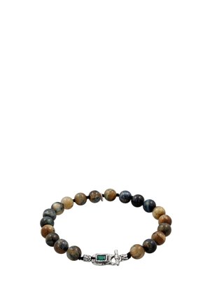 Rundes Perlenarmband mit braunen und blauen marmorierten Steinen, mit einem Silberverschluss mit kleinem rechteckigem grünem Stein.