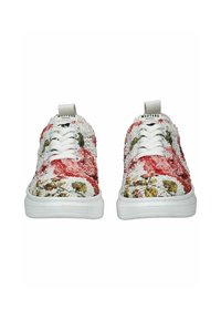 Sneakers texturizzati in materiale simile a filato bianco, rosso e verde, con lacci bianchi, punta arrotondata e suole piatte. Branding sulla linguetta.