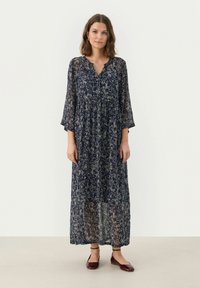 Rochie maxi floral în nuanțe de bleumarin, din material transparent, cu decolteu în V și mâneci trei sferturi, având un design fluid și textură stratificată.
