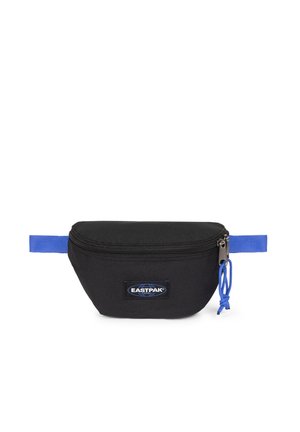 Riñonera de tela negra con una correa azul ajustable, bolsillo frontal con cremallera y un tirador de cremallera azul, con la marca Eastpak.