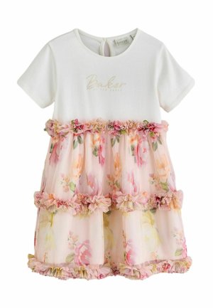 Vestido blanco de manga corta con texto dorado "Baker", falda de volantes floral rosa en capas y detalles a juego de volantes.