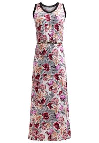Robe maxi sans manches avec bordure noire, motif floral en rose, rouge, orange et rayures zébrées noires, et une fine ceinture imprimé léopard.