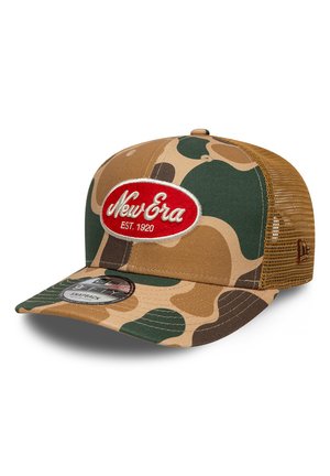 Casquette snapback à motif camouflage avec dos en filet et patch ovale rouge portant l'inscription "New Era EST. 1920" sur le panneau avant.