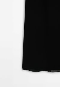 Robe noire au texture lisse, coupe droite et léger éclat. Présente un design classique, longueur sol, sans motifs visibles.