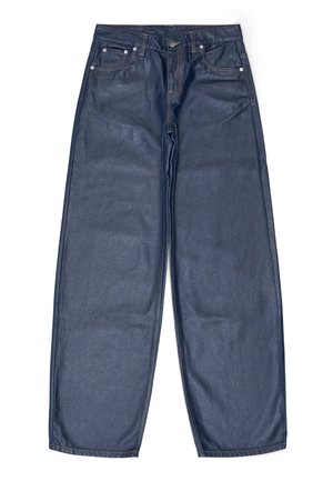 Granatowe dżinsowe spodnie, szerokie nogawki, pięć kieszeni, mosiężne detale, widoczne szwy i gładka tekstura.