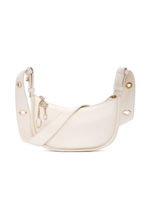 Witte leren schoudertas met een gebogen vorm, gouden hardwareaccenten en een decoratieve charme met een blad- en pareldetail.