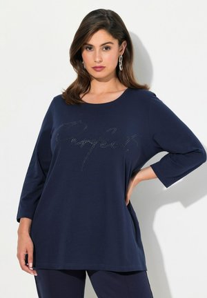 Marineblauw langärmelig T-shirt met een ronde hals en een sprankelende strass-script dat "Perfect" zegt. Zacht, ademend materiaal met een relaxte pasvorm.