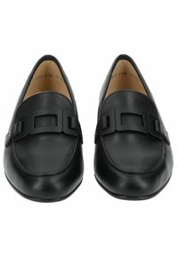 Mocasines de cuero negro con una textura suave, punta redondeada y un acento de hardware negro mate a lo largo del empeine.